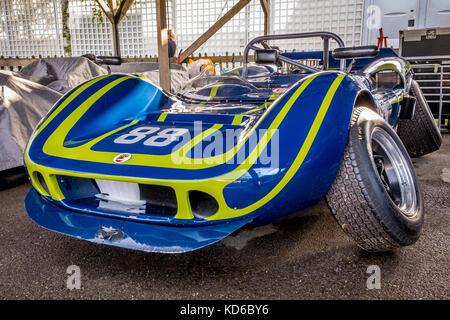 Mads gjerdrum's 1966 mclaren-chevrolet m1b nel paddock del garage con le ruote staccate al 2017 goodwood, sussex, Regno Unito. whitsun trophy concorrente. Foto Stock