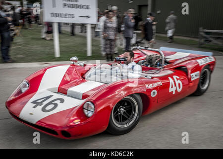 La Lola-Chevrolet T70 Spyder di Mike Whitaker del 1966 si muove attraverso il paddock al Goodwood Revival del 2017, Sussex, Regno Unito. Partecipante al Whitsun Trophy. Foto Stock