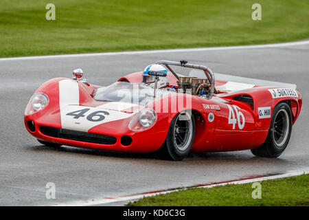 1966 Lola-Chevrolet T70 Spyder con il pilota Mike Whitaker durante la gara del Whitsun Trophy al Goodwood Revival 2017, Sussex, Regno Unito. Foto Stock