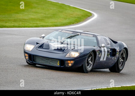 1966 Ford GT40 con il pilota Joaquin Folch-Rusinol durante la gara del Whitsun Trophy al Goodwood Revival 2017, Sussex, Regno Unito. Foto Stock