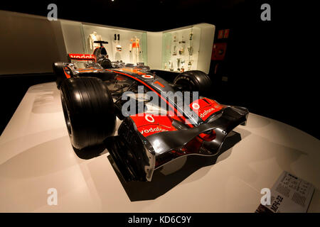 Mclaren MP4-12 di f1 con la quale hanno gareggiato fernando alonso nel anno 2007. Dietro l'attrezzatura ha preso nel corso di tale anno e i trofei Racing ha vinto. phot Foto Stock