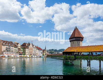 Vista la Kapellbrücke e il fiume Reuss dal Rathaussteg, Lucerna (Luzern), il Lago di Lucerna, Svizzera Foto Stock