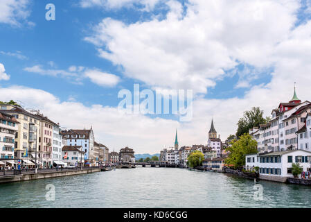 Vista sulla città vecchia e sul fiume Limmat dal Rudolf-Brun-Brücke, Zurigo, il lago di Zurigo, Svizzera Foto Stock