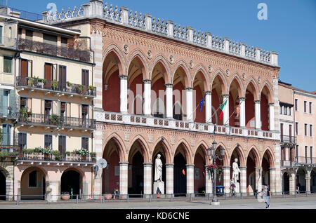 La Loggia Amulea, un impressionante in mattoni rossi e terra-cotta edificio in stile neo-gotico, con doppia loggia rivolta verso il Prato della Valle, Padova, Italia Foto Stock