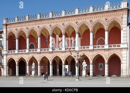 La Loggia Amulea, un impressionante in mattoni rossi e terra-cotta edificio in stile neo-gotico, con doppia loggia rivolta verso il Prato della Valle, Padova, Italia Foto Stock