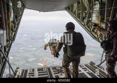 Avieri con la 321Tattiche speciali Squadron, 352 Special Operations Wing esegue un militare di caduta libera saltare fuori di un MC-130J Commando II Foto Stock