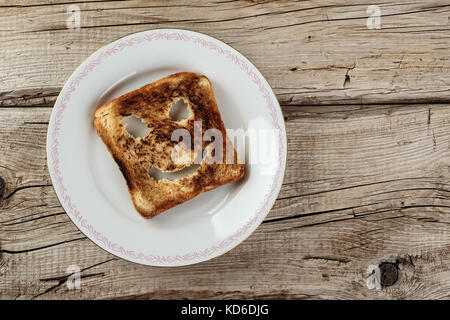 Felice brindisi su una vecchia tavola di legno Foto Stock