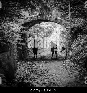 Giovani ragazze a St. Ives Estate in Bingley, Bradford, West Yorkshire. Foto Stock