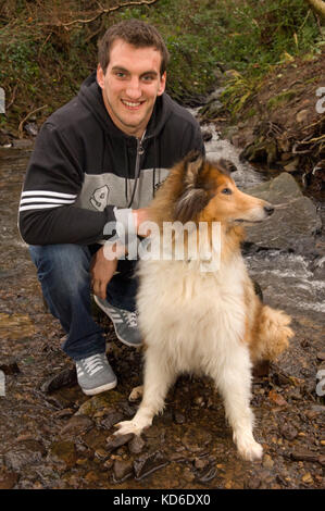 Giocatore di rugby sam warburton con cane hid "gus' vicino alla sua casa a Cardiff. Foto Stock