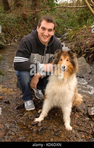 Giocatore di rugby sam warburton con cane hid "gus' vicino alla sua casa a Cardiff. Foto Stock