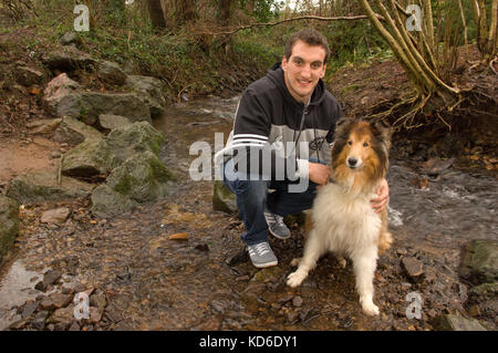 Giocatore di rugby sam warburton con cane hid "gus' vicino alla sua casa a Cardiff. Foto Stock