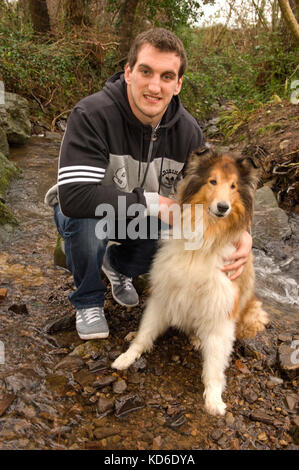 Giocatore di rugby sam warburton con cane hid "gus' vicino alla sua casa a Cardiff. Foto Stock