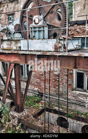 Vecchio abbandonato chiuse sulla diga Foto Stock