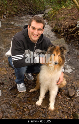 Giocatore di rugby sam warburton con cane hid "gus' vicino alla sua casa a Cardiff. Foto Stock