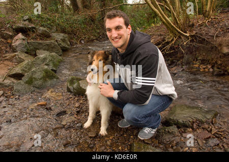 Giocatore di rugby sam warburton con cane hid "gus' vicino alla sua casa a Cardiff. Foto Stock