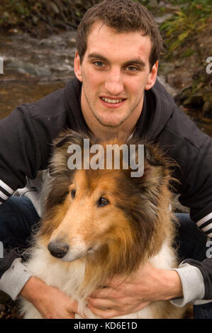 Giocatore di rugby sam warburton con cane hid "gus' vicino alla sua casa a Cardiff. Foto Stock