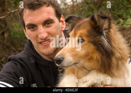 Giocatore di rugby sam warburton con cane hid "gus' vicino alla sua casa a Cardiff. Foto Stock