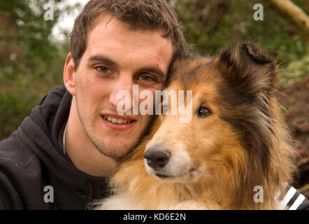 Giocatore di rugby sam warburton con cane hid "gus' vicino alla sua casa a Cardiff. Foto Stock