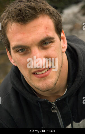 Giocatore di rugby sam warburton con cane hid "gus' vicino alla sua casa a Cardiff. Foto Stock