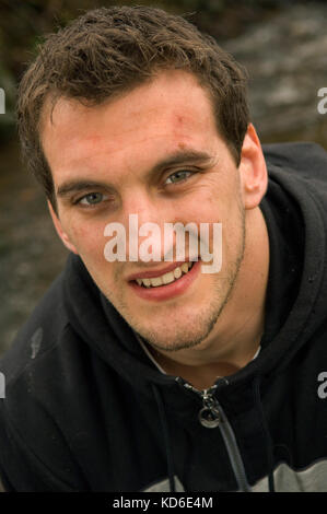 Giocatore di rugby sam warburton con cane hid "gus' vicino alla sua casa a Cardiff. Foto Stock