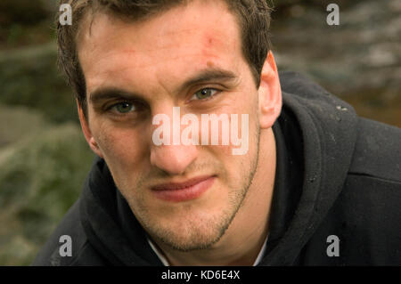 Giocatore di rugby sam warburton con cane hid "gus' vicino alla sua casa a Cardiff. Foto Stock