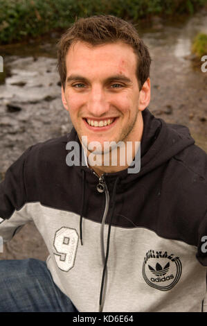 Giocatore di rugby sam warburton con cane hid "gus' vicino alla sua casa a Cardiff. Foto Stock