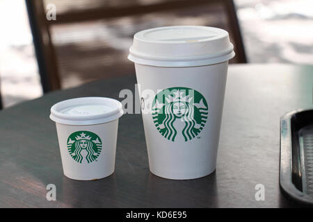 ATENE, GRECIA - 4 MAGGIO 2015: Tazze di carta da caffè caldo da asporto presso il negozio Starbucks di Atene. Starbucks è un'azienda americana di caffè e caffè a livello mondiale Foto Stock