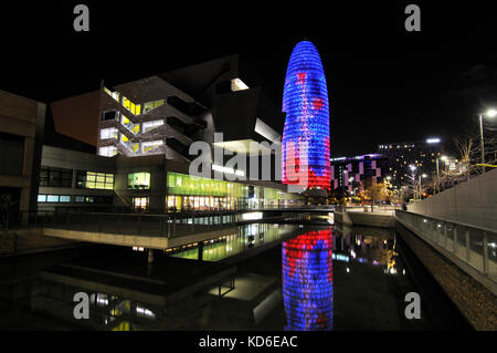 Agbar Tower di Jean Nouvel, 2005, e Disseny Hub Barcelona Building, Design Hub di Barcellona, 2014. Barcellona, Catalogna, Spagna. Foto Stock