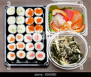 Selezione di sushi prelevati dal servizio di asporto Foto Stock