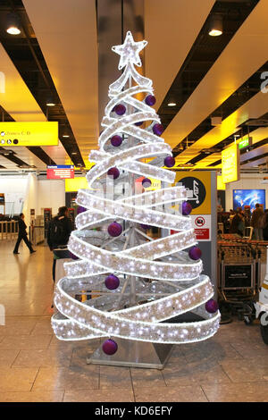 LONDRA, Regno Unito - novembre 25; terminal 3 dell'aeroporto di Heathrow decorato per il periodo natalizio a Londra, Regno Unito - 25 novembre 2013; albero di Natale lucido in partenza Foto Stock