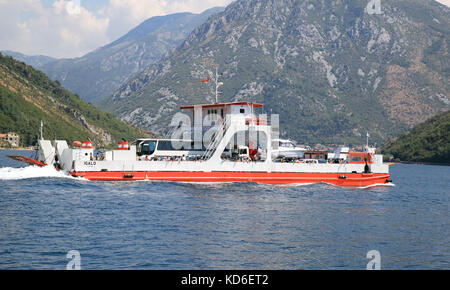 Boka Kotorska bay, Montenegro - Luglio 26; traghetto per il trasporto di auto e persone fra lepetane e kamenari in Boka Kotorska bay, Montenegro - Foto Stock