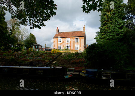 Narrowboats ormeggiato a Pewsey Wharf, Kennet & Avon Canal, Wiltshire, Inghilterra, Regno Unito Foto Stock