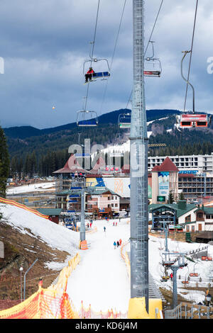 Bukovel, ucraina, Marzo 06, 2017: gli sciatori e gli snowboarder sollevamento sul ski-lift Foto Stock