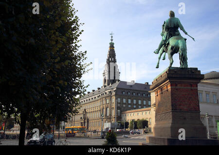 Il vescovo Absalon a cavallo in hojbro plads Copenhagen DANIMARCA Foto Stock