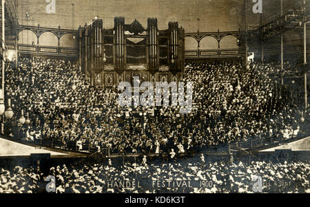 Handel Festival, 1900. Cartolina fotografica. Orchestra con coro e organo. Foto T. Russell & sons. Foto Stock