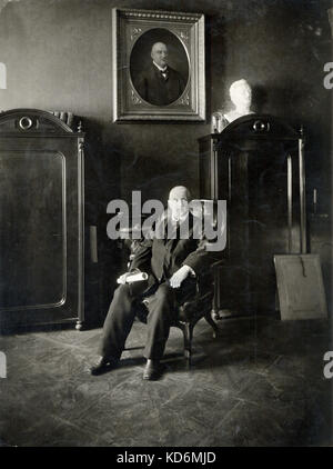 Bruckner, Anton seduti sotto il ritratto di se stesso e del busto di Wagner il compositore austriaco & organista, 4 settembre 1824 - 11 Ottobre 1896 Foto Stock