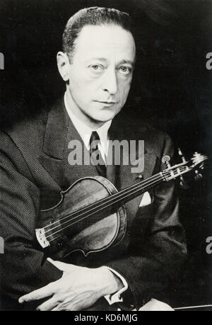 Heifetz, Jascha tenendo il suo violino russo violinista americana, 2 febbraio 1901 - 10 dicembre 1987 Foto Stock