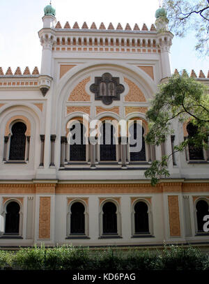 Esterno della Sinagoga Spagnola di Praga - molto elaborato stile moresco di architettura costruita nel 1868 da Vojtech Ignátz Ullmann. Foto Stock