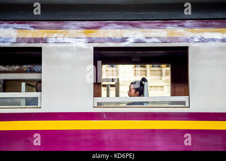 I passeggeri seduti in attesa sul treno a una piattaforma in hua lamphong stazione ferroviaria Bangkok in Thailandia. Foto Stock