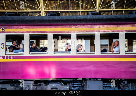 I passeggeri seduti in attesa sul treno a una piattaforma in hua lamphong stazione ferroviaria Bangkok in Thailandia. Foto Stock