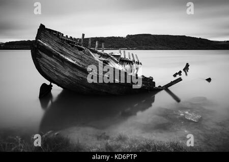 Fotografia di © jamie callister. relitti in barca nella baia di dulas, Anglesey, Galles del nord, 7 ottobre 2017. Foto Stock