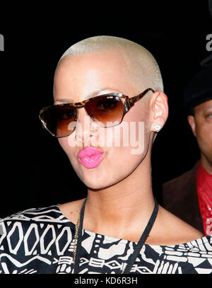 Amber Rose nella foto al lancio del nuovo album "Rolling Papers" di Wiz Khalifa al Best Buy Union Square di New York, 29 marzo 2011 © Martin Roe / MediaPunch Inc Foto Stock