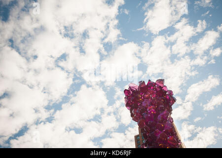 "Rosa torre di cristallo' dall'artista daly chihuly va sul display in Union Square Park a New York venerdì 6 ottobre 2017. di 31 piedi di altezza scultura, fatta di polyvitro crystal, una forma di plastica in ghisa e acciaio è parte del cinquantesimo anniversario dell'arte nei parchi programma. chihuly è noto per il suo lavoro in studio di movimento del vetro utilizzando il mezzo di vetro per trascendere il suo 'scaltrezza' nell'arte. "Rosa torre di cristallo" rimarrà sul display fino a ottobre 2018.(© richard b. levine) Foto Stock