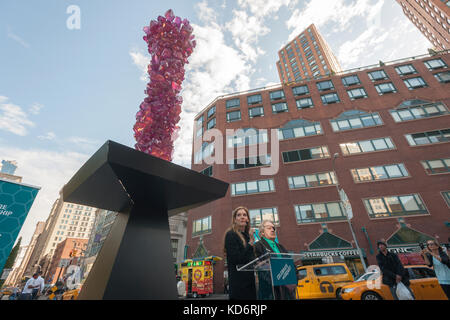 L'artista Dale Chihuly, destra e sua moglie leslie jackson chihuly parlare alla apertura di 'rose torre di cristallo' sul display in Union Square Park a New York venerdì 6 ottobre 2017. di 31 piedi di altezza scultura, fatta di polyvitro crystal, una forma di plastica in ghisa e acciaio è parte del cinquantesimo anniversario dell'arte nei parchi programma. chihuly è noto per il suo lavoro in studio di movimento del vetro utilizzando il mezzo di vetro per trascendere il suo 'scaltrezza' nell'arte. "Rosa torre di cristallo" rimarrà sul display fino a ottobre 2018.(© richard b. levine) Foto Stock