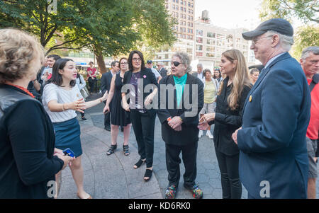 L'artista Dale Chihuly, centro e sua moglie leslie jackson chihuly, a destra con i sostenitori in apertura di 'rose torre di cristallo' sul display in Union Square Park a New York venerdì 6 ottobre 2017. di 31 piedi di altezza scultura, fatta di polyvitro crystal, una forma di plastica in ghisa e acciaio è parte del cinquantesimo anniversario dell'arte nei parchi programma. chihuly è noto per il suo lavoro in studio di movimento del vetro utilizzando il mezzo di vetro per trascendere il suo 'scaltrezza' nell'arte. "Rosa torre di cristallo" rimarrà sul display fino a ottobre 2018.(© richard b. levine) Foto Stock