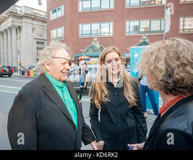 L'artista Dale Chihuly, a sinistra e a sua moglie leslie jackson chihuly, a destra con i sostenitori in apertura di 'rose torre di cristallo' sul display in Union Square Park a New York venerdì 6 ottobre 2017. di 31 piedi di altezza scultura, fatta di polyvitro crystal, una forma di plastica in ghisa e acciaio è parte del cinquantesimo anniversario dell'arte nei parchi programma. chihuly è noto per il suo lavoro in studio di movimento del vetro utilizzando il mezzo di vetro per trascendere il suo 'scaltrezza' nell'arte. "Rosa torre di cristallo" rimarrà sul display fino a ottobre 2018.(© richard b. levine) Foto Stock