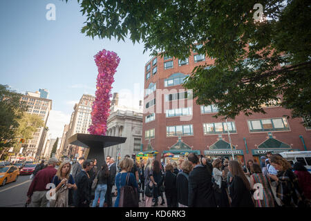 "Rosa torre di cristallo' dall'artista daly chihuly va sul display in Union Square Park a New York venerdì 6 ottobre 2017. di 31 piedi di altezza scultura, fatta di polyvitro crystal, una forma di plastica in ghisa e acciaio è parte del cinquantesimo anniversario dell'arte nei parchi programma. chihuly è noto per il suo lavoro in studio di movimento del vetro utilizzando il mezzo di vetro per trascendere il suo 'scaltrezza' nell'arte. "Rosa torre di cristallo" rimarrà sul display fino a ottobre 2018.(© richard b. levine) Foto Stock