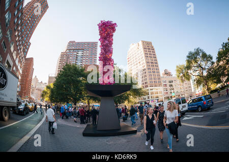 "Rosa torre di cristallo' dall'artista daly chihuly va sul display in Union Square Park a New York venerdì 6 ottobre 2017. di 31 piedi di altezza scultura, fatta di polyvitro crystal, una forma di plastica in ghisa e acciaio è parte del cinquantesimo anniversario dell'arte nei parchi programma. chihuly è noto per il suo lavoro in studio di movimento del vetro utilizzando il mezzo di vetro per trascendere il suo 'scaltrezza' nell'arte. "Rosa torre di cristallo" rimarrà sul display fino a ottobre 2018.(© richard b. levine) Foto Stock