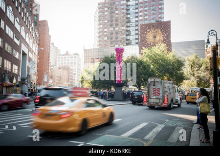 "Rosa torre di cristallo' dall'artista daly chihuly va sul display in Union Square Park a New York venerdì 6 ottobre 2017. di 31 piedi di altezza scultura, fatta di polyvitro crystal, una forma di plastica in ghisa e acciaio è parte del cinquantesimo anniversario dell'arte nei parchi programma. chihuly è noto per il suo lavoro in studio di movimento del vetro utilizzando il mezzo di vetro per trascendere il suo 'scaltrezza' nell'arte. "Rosa torre di cristallo" rimarrà sul display fino a ottobre 2018.(© richard b. levine) Foto Stock