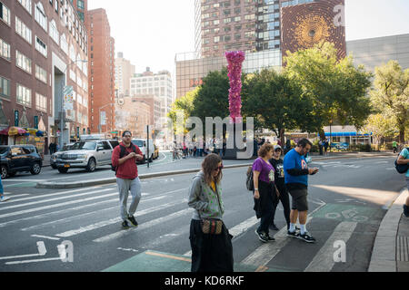 "Rosa torre di cristallo' dall'artista daly chihuly va sul display in Union Square Park a New York venerdì 6 ottobre 2017. di 31 piedi di altezza scultura, fatta di polyvitro crystal, una forma di plastica in ghisa e acciaio è parte del cinquantesimo anniversario dell'arte nei parchi programma. chihuly è noto per il suo lavoro in studio di movimento del vetro utilizzando il mezzo di vetro per trascendere il suo 'scaltrezza' nell'arte. "Rosa torre di cristallo" rimarrà sul display fino a ottobre 2018.(© richard b. levine) Foto Stock